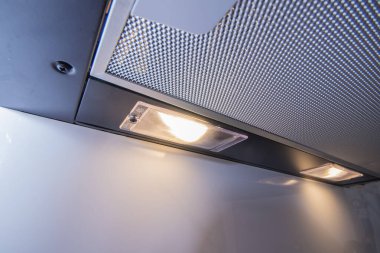 Ev kaputu ve havalandırma borusu yakın çekim için gaz sobasının üzerine monte edilmiş.