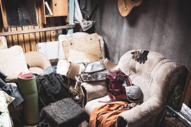 Garajdaki çöp kaotik ve kaotik bir pozisyonda yatıyor. Ön ve arka planlar bokeh etkisi ile bulanıklaşıyor.