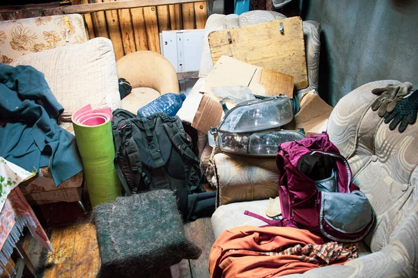 Garajdaki çöp kaotik ve kaotik bir pozisyonda yatıyor. Ön ve arka planlar bokeh etkisi ile bulanıklaşıyor.