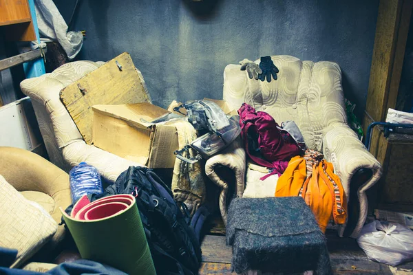 혼란스럽고 스러운 자세로 차고의 쓰레기들 배경이 찌그러져 현상이 나타난다 — 스톡 사진