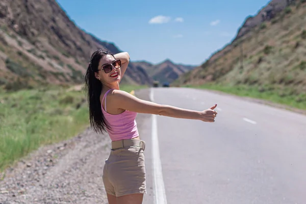 Una Chica Camino Desierto Las Montañas Tratando Coger Taxi — Foto de Stock