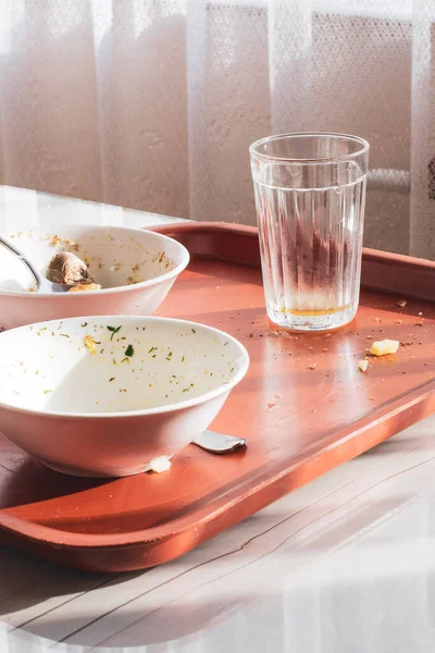 Yemek Yedikten Sonra Kirli Bulaşık Kalıntıları Masada Duruyordu — Stok fotoğraf
