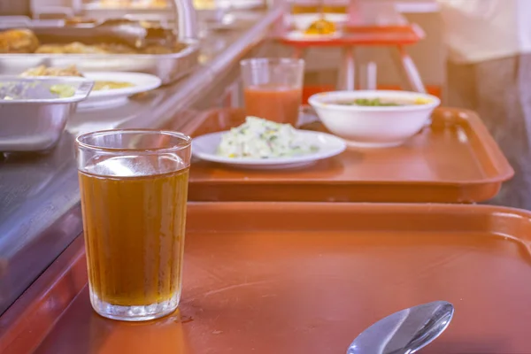 饭桌上的一盘食物在就餐前的特写 前后的背景模糊不清 造成了酒糟的影响 图库照片
