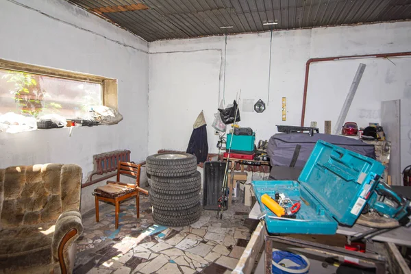 Gran Desorden Garaje Suburbano Sobre Relleno — Foto de Stock