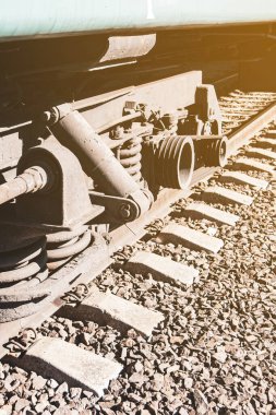 Güneşin batışında elektrikli trende arabanın altında tekerlekler hazır.