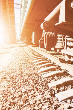 Güneşin batışında elektrikli trende arabanın altında tekerlekler hazır.