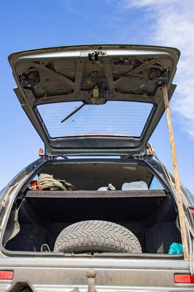 Автомобіль Відкритим Багажником Пробитою Запасною Шиною Відкритому Полі Блакитному Небі — стокове фото