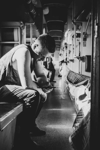 Homem Usando Telefone Corredor Uma Carruagem Segunda Classe Trem Alta — Fotografia de Stock