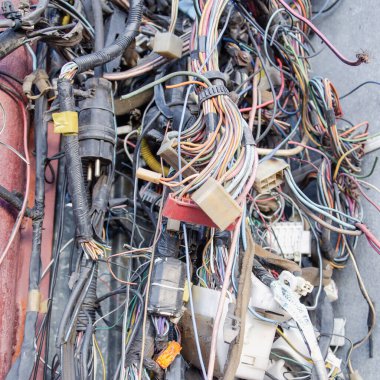 Tamirat için motordan bir sürü eski kablo sökülmüş.