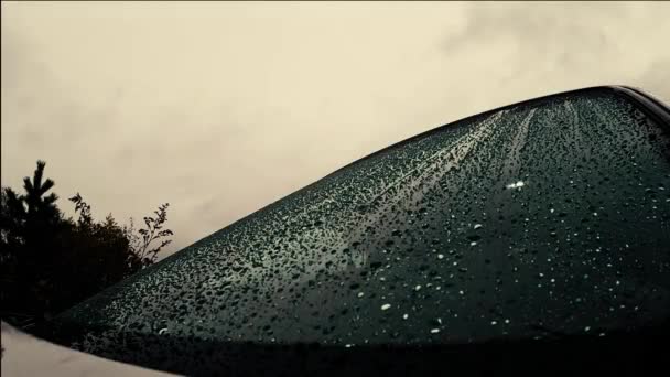 Zbliżenie Przedniej Szyby Kroplami Deszczu Przejeżdżającymi Wycieraczkami Szkło Zbliżeniowe Deszczowy — Wideo stockowe