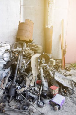 Hurda metal için yığılmış teknik servis istasyonunda çıkarılmış bir araba parçası yığını.