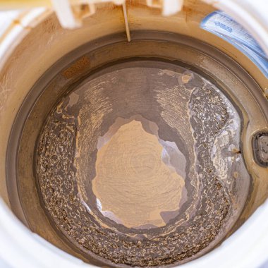 Su ısıtıcısının içine yakın çekim ölçekte kalsiyum kaynayan suda birikir.