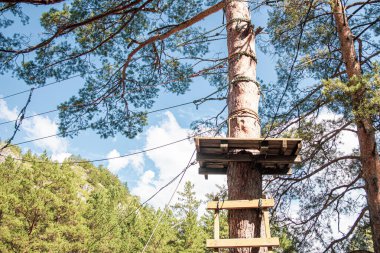 Uçurumdan ve nehirden geçmek için son derece özgür bir yer.