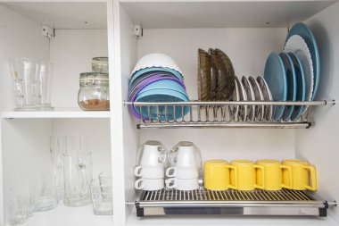 Mutfaktaki dolapların içindekiler, dairenin sahibinin yeni mutfağında MDF ön cepheleri olmadan mükemmel durumda.