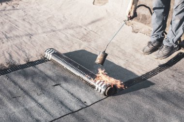 Şiddetli su sızıntılarından kaynaklanan erken bahar çatılarının onarılması