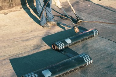 Şiddetli su sızıntılarından kaynaklanan erken bahar çatılarının onarılması