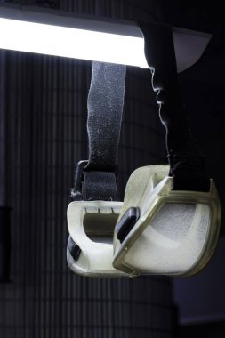 Tehlikeli bir üretim tesisinde ışıldayan gözler için koruyucu gözlük.