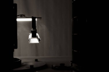 Tehlikeli bir üretim tesisinde ışıldayan gözler için koruyucu gözlük.