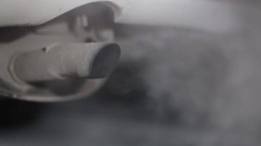 Motoru çalışır vaziyette arabanın egzoz borusunu kapat.