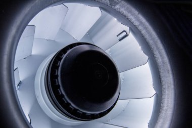 Havalandırma sistemindeki vantilatör pervanesinin yakın plan görüntüsü.