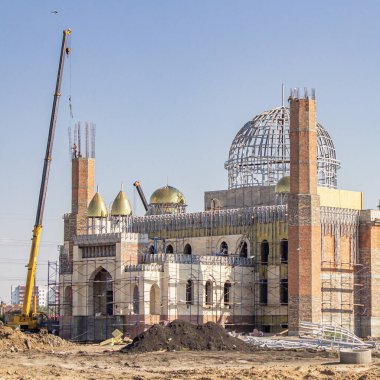 Boş bir arsaya bir cami inşaatı