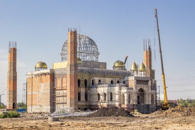 Boş bir arsaya bir cami inşaatı