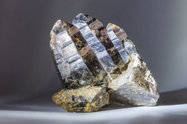 Renkli arkaplanda mineral ve taş yakın plan