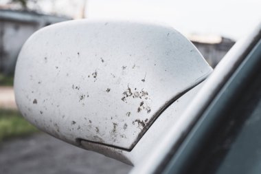 Böcekler araba parçalarına çarptı, ön plan ve arkaplan bokeh etkisi ile bulanıklaştı