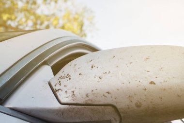 Böcekler araba parçalarına çarptı, ön plan ve arkaplan bokeh etkisi ile bulanıklaştı