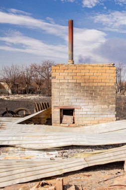 Güçlü bir yangından sonra kentsel bir yerleşimin kalıntıları restorasyonun ötesinde büyük bir alanı tamamen yok etti.