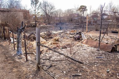 Güçlü bir yangından sonra kentsel bir yerleşimin kalıntıları restorasyonun ötesinde büyük bir alanı tamamen yok etti.