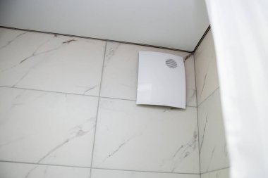 Duştaki vantilatör kapalıydı. Dekoratif bir kapağı, yayıcısı ve banyodaki perdesi vardı.