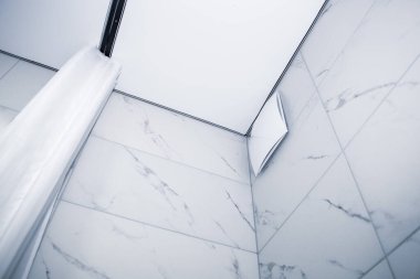 Duştaki vantilatör kapalıydı. Dekoratif bir kapağı, yayıcısı ve banyodaki perdesi vardı.