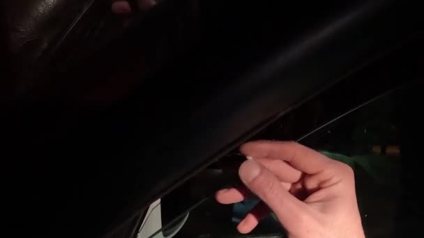 夜に車で喫煙する 窓を通って 照明が悪かった — ストック動画