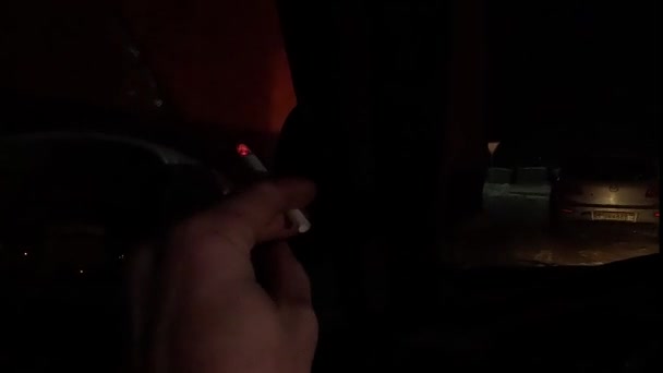夜に車で喫煙する 窓を通って 照明が悪かった — ストック動画