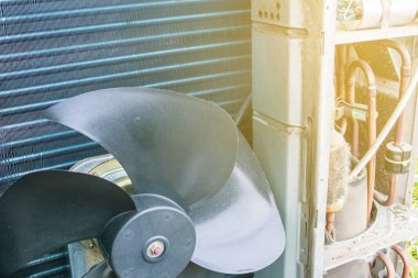 Filtre ögesinin değiştirilmesi ve temizlenmesi sırasında parçalanmış bir klimanın detaylarını kapat