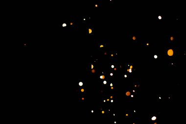 Karanlıktaki elektrik kaynaklarından duman ve kıvılcımlar.