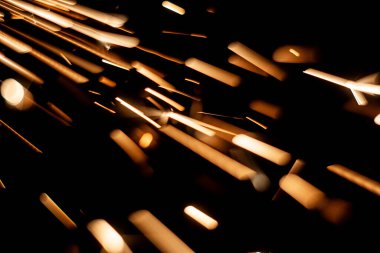 Hızlı uçan kıvılcımlar, sürtünmüş ve bulanık.