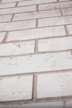 Yırtık tuğla deseni, kendi ellerinle, alçı karışımından yapılmış.