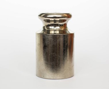 İzole edilmemiş beyaz arkaplanda kütle ölçümü için metal ağırlık