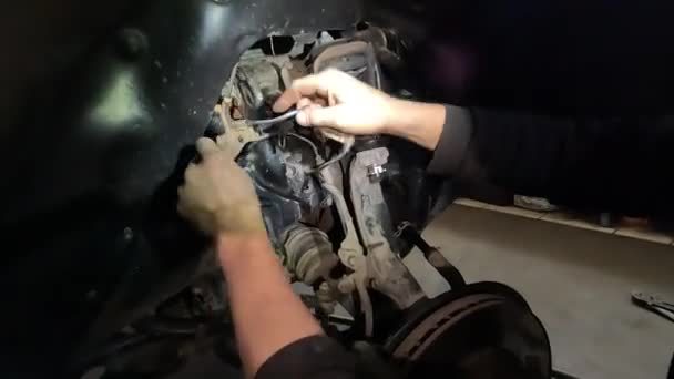 Reparação Automóveis Uma Garagem Close Chassi Iluminação Condições Adversas Urgentes — Vídeo de Stock