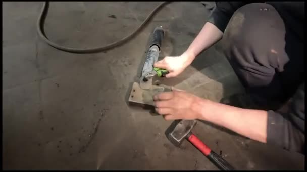 Reparación Coches Garaje Primer Plano Del Chasis Con Poca Iluminación — Vídeo de stock