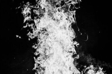 yanan bir ateş yakın çekim siyah bir arka plan üzerinde sandalyede