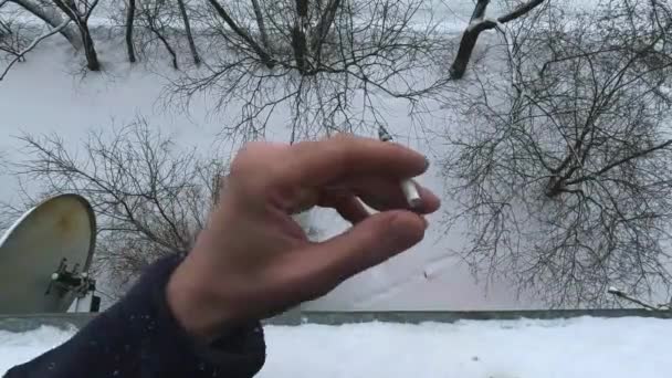 Rökning Genom Fönstret Höghus Mot Bakgrund Snöfall Och Vinterdag Första — Stockvideo