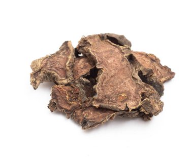 Beyaz izole edilmiş arka planda ince doğranmış Rhodiola roze kökü.