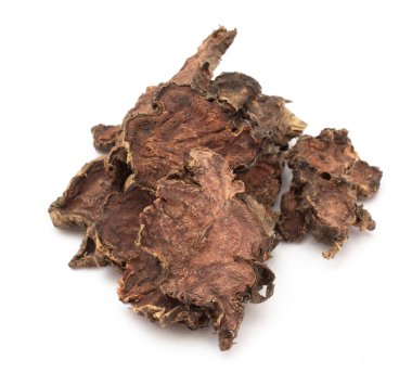 Beyaz izole edilmiş arka planda ince doğranmış Rhodiola roze kökü.