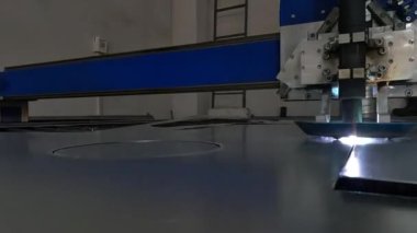 Düşük ışıkta metal imalat atölyesinde cnc metal kesimi