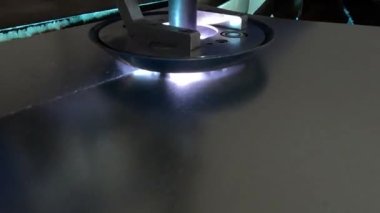 Düşük ışıkta metal imalat atölyesinde cnc metal kesimi