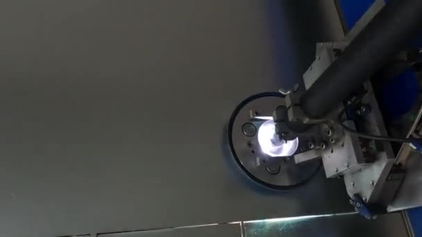 低光下金属加工车间中的Cnc金属切割 — 图库视频影像