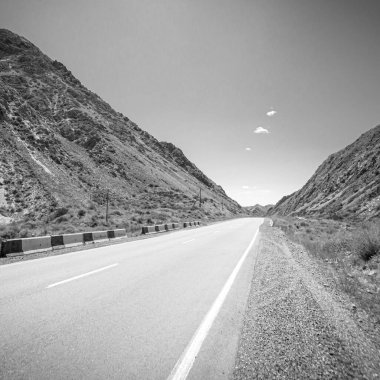 Çöl dağlarında yol güzel bir günbatımına yakın.